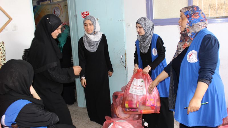 غزة: اتحاد لجان المرأة الفلسطينية يوزع 300 طردا لمتضرري الحرب ويؤكد استمراره في مساعدتهم
