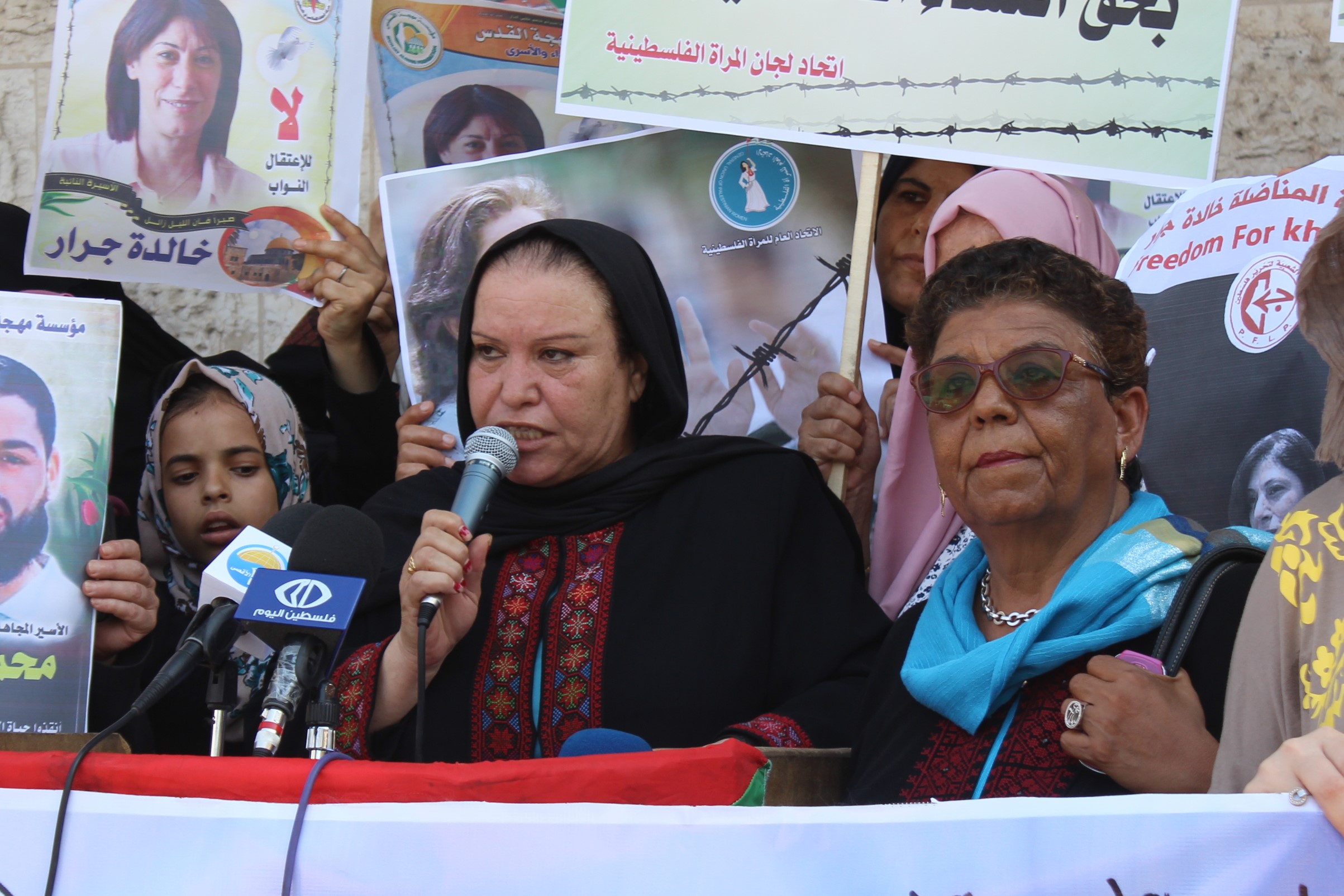 اتحاد لجان المرأة الفلسطينية ينظم وقفة تضامنية مع الاسيرات جرار والسعافين