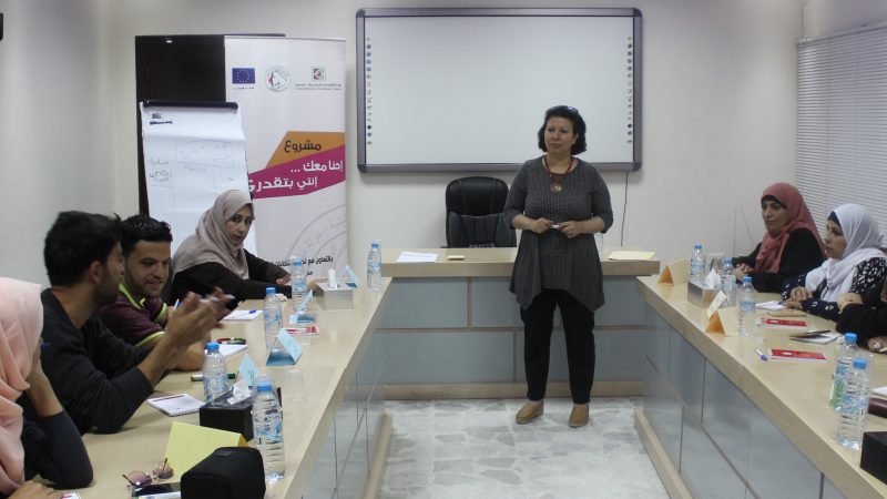 خلال جلسة تطويرية اتحاد لجان المرأة الفلسطينية يستكمل العمل مع المرشحات من اجل تأهيلهن لخوض الانتخابات المحلية