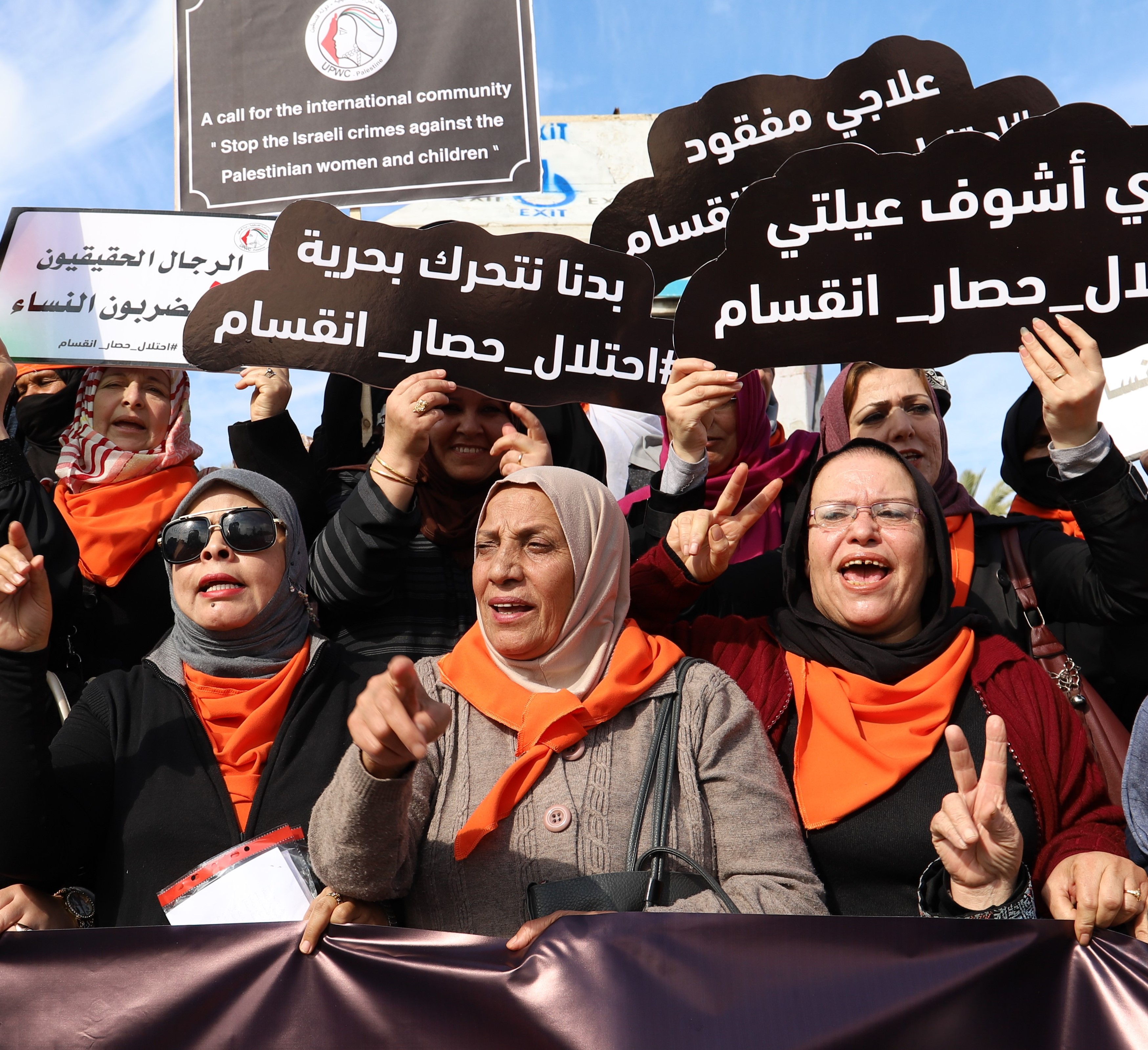 في وقفة احتجاجية ..اتحاد لجان المرأة يطالب بضرورة تفعيل القوانين لردع كافة اعمال العنف ضد المرأة