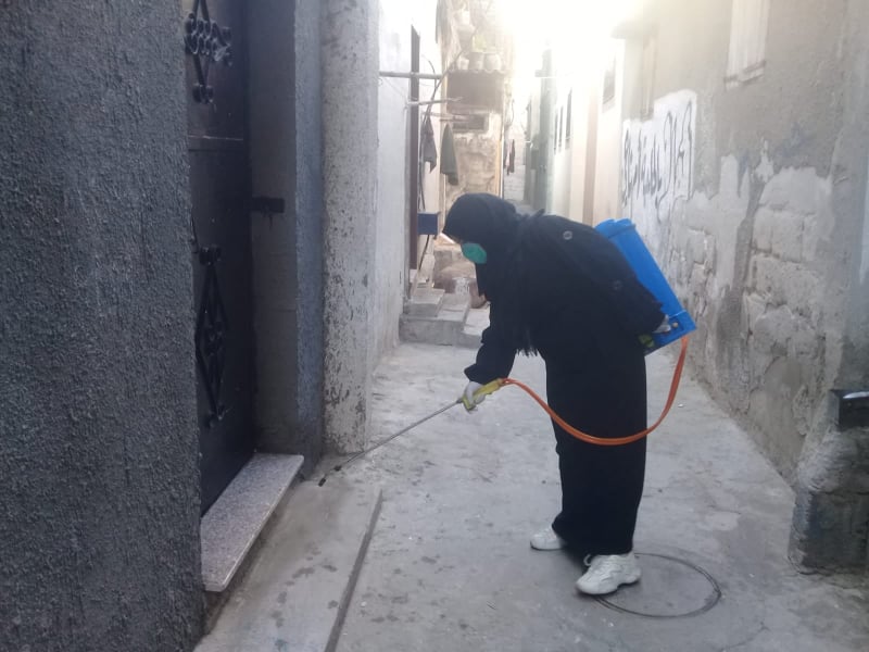 اتحاد لجان المرأة الفلسطينية ينظم حملة تعقيم للأماكن العامة في دير البلح