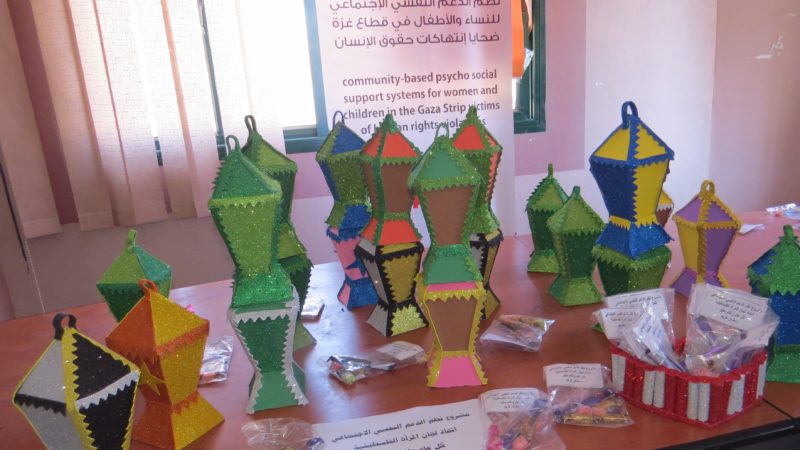 اتحاد لجان المرأة الفلسطينية ينفذ مبادرة توزيع فوانيس رمضان على الاطفال