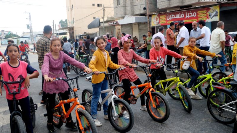 رفح: اتحاد لجان المرأة الفلسطينية ينفذ مارثون الدراجات بمشاركة العديد من الدول الأجنبية .