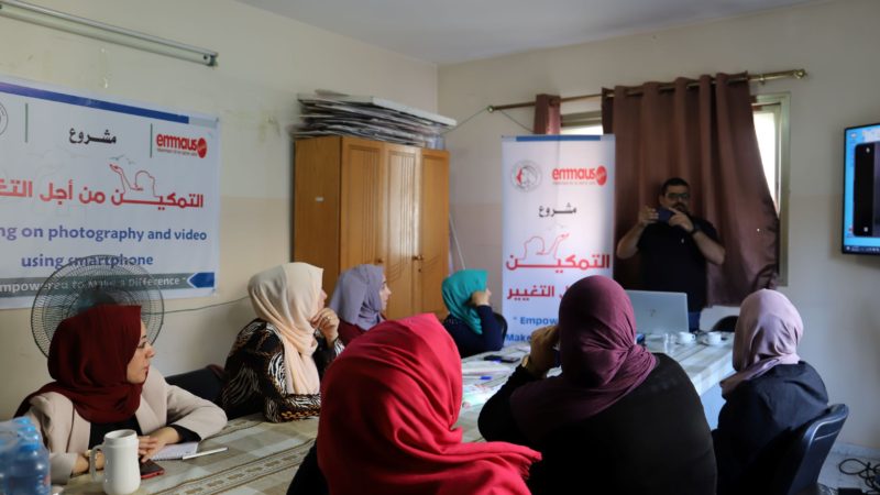 اتحاد لجان المرأة الفلسطينية ينفذ تدريبا حول كيفية التصوير الفوتوغرافي والفيديو باستخدام الهاتف الذكي.