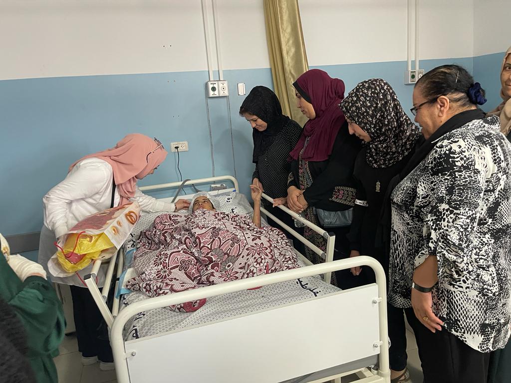 اتحاد لجان المرأة الفلسطينية يزور الطفلة رهف وشقيقتها