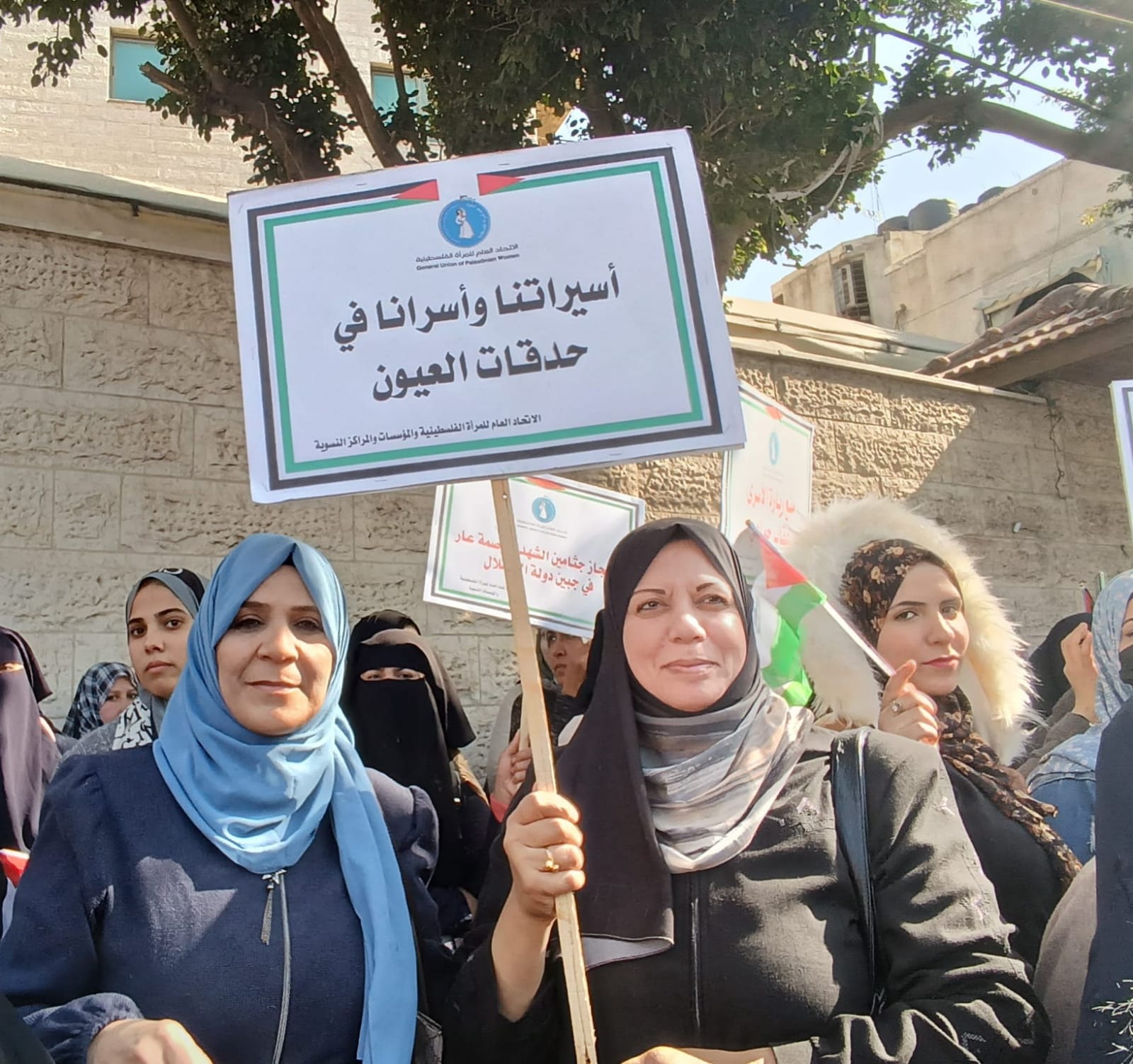 اتحاد لجان المرأة الفلسطينية يشارك في وقفة تضامنية مع الأسيرات والأسرى