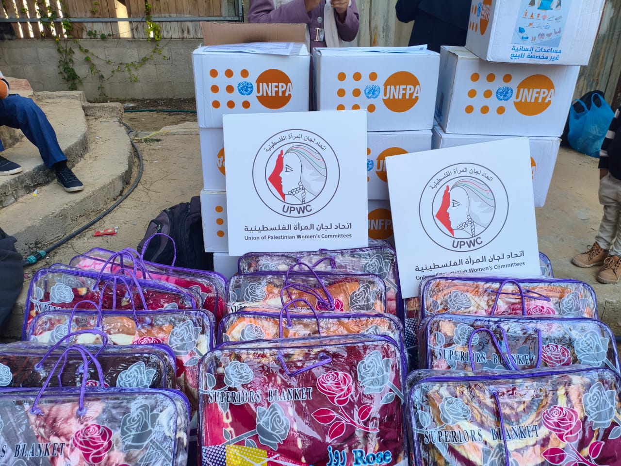 جمعية لجان المرأة الفلسطينية توزع أغطية شتوية وحقائب كرامة في مخيمات النزوح.