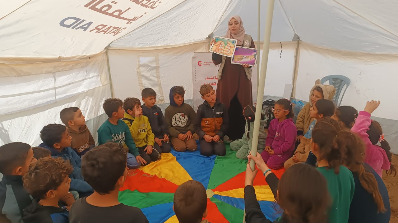 جمعية لجان المرأة الفلسطينية تنفذ ورش توعوية حول النظافة الشخصية