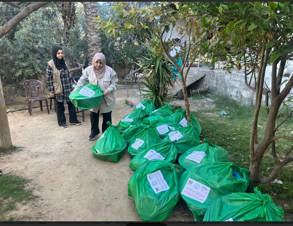 جمعية لجان المرأة الفلسطينية توزع 250 طرد من أدوات المطبخ الأساسية